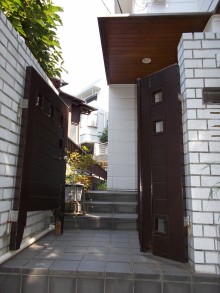 強風で壊れてしまった木製門扉のお取替え 強風で壊れてしまった木製門扉のお取替え